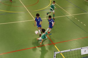 jogos de oeiras crianças a jogar futsal