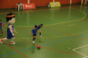 jogos de oeiras crianças a jogar futsal