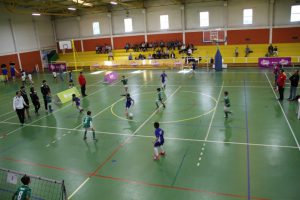 jogos de oeiras crianças a jogar futsal