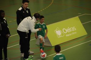 jogos de oeiras crianças a jogar futsal