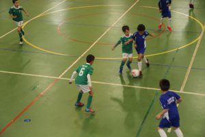 jogos de oeiras crianças a jogar futsal