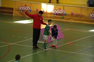 jogos de oeiras crianças a jogar futsal