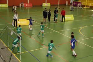 jogos de oeiras crianças a jogar futsal