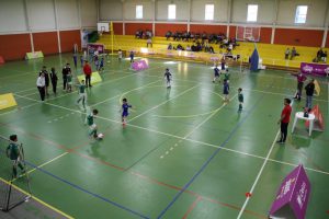 jogos de oeiras crianças a jogar futsal