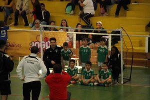 jogos de oeiras crianças a jogar futsal