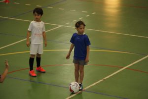 jogos de oeiras crianças a jogar futsal