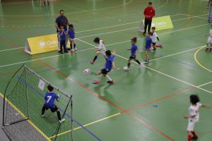 jogos de oeiras crianças a jogar futsal