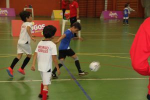 jogos de oeiras crianças a jogar futsal