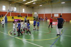 jogos de oeiras crianças a jogar futsal