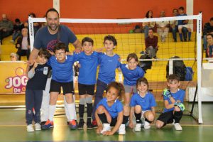 jogos de oeiras crianças a jogar futsal