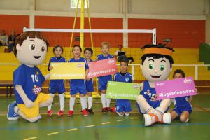 jogos de oeiras crianças a jogar futsal