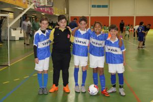 jogos de oeiras crianças a jogar futsal