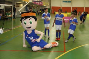 jogos de oeiras crianças a jogar futsal