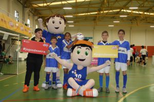 jogos de oeiras crianças a jogar futsal