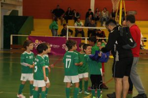 jogos de oeiras crianças a jogar futsal