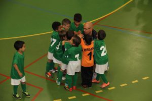 jogos de oeiras crianças a jogar futsal