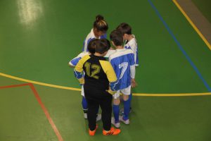 jogos de oeiras crianças a jogar futsal