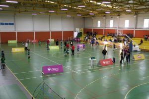 jogos de oeiras crianças a jogar futsal