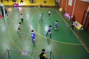 jogos de oeiras crianças a jogar futsal