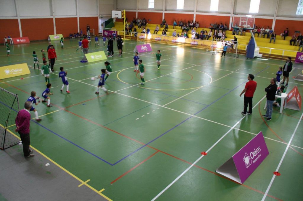jogos de oeiras crianças a jogar futsal