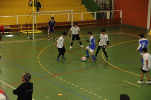 jogos de oeiras crianças a jogar futsal