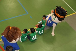 jogos de oeiras crianças a jogar futsal