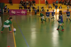 jogos de oeiras crianças a jogar futsal