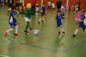 jogos de oeiras crianças a jogar futsal