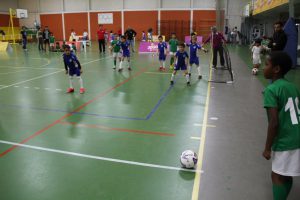 jogos de oeiras crianças a jogar futsal