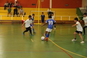 jogos de oeiras crianças a jogar futsal