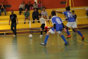 jogos de oeiras crianças a jogar futsal