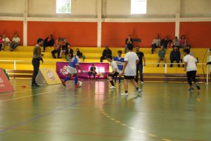 jogos de oeiras crianças a jogar futsal