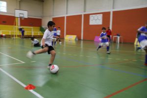 jogos de oeiras crianças a jogar futsal