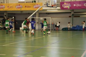 jogos de oeiras crianças a jogar futsal