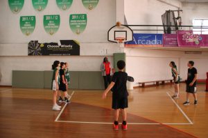 jogos de oeiras crianças a jogar basquetebol