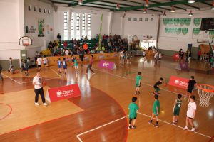 jogos de oeiras crianças a jogar basquetebol