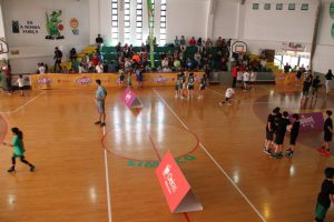 jogos de oeiras crianças a jogar basquetebol