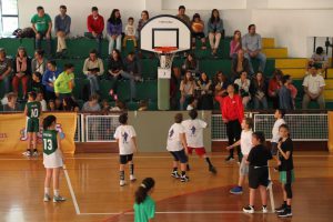 jogos de oeiras crianças a jogar basquetebol