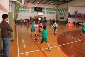 jogos de oeiras crianças a jogar basquetebol