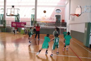 jogos de oeiras crianças a jogar basquetebol