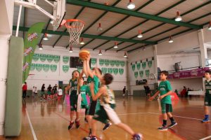 jogos de oeiras crianças a jogar basquetebol