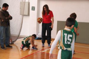 jogos de oeiras crianças a jogar basquetebol