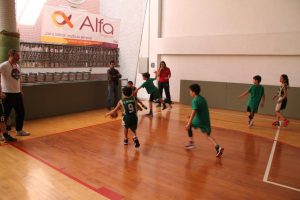 jogos de oeiras crianças a jogar basquetebol