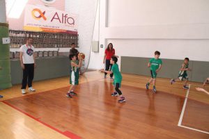 jogos de oeiras crianças a jogar basquetebol