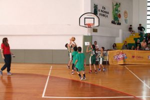 jogos de oeiras crianças a jogar basquetebol