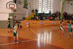 jogos de oeiras crianças a jogar basquetebol