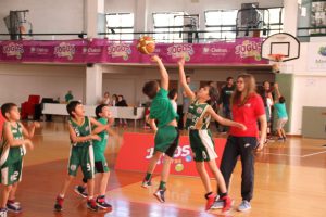 jogos de oeiras crianças a jogar basquetebol