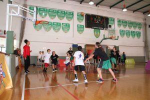 jogos de oeiras crianças a jogar basquetebol