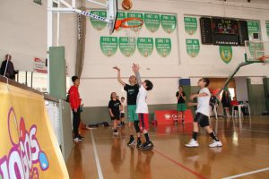 jogos de oeiras crianças a jogar basquetebol