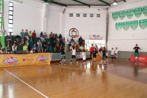 jogos de oeiras crianças a jogar basquetebol